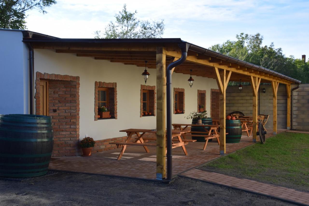 Comenius Moravus Vinarsky Dvur Микулов Экстерьер фото